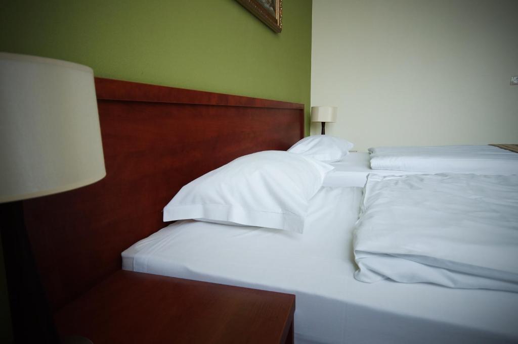 Hotel Vis A Vis Ланьцут Экстерьер фото