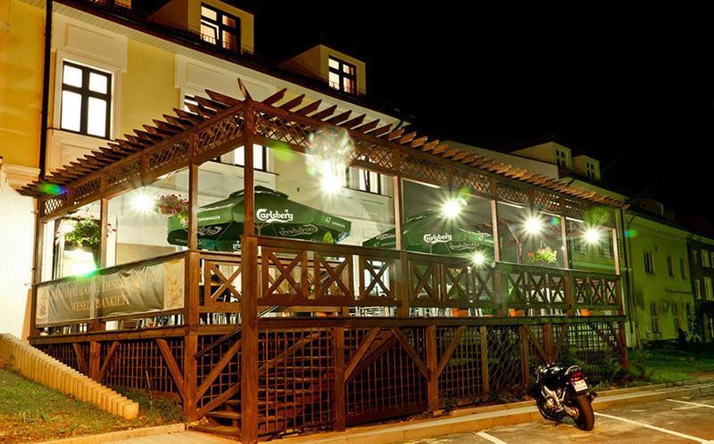 Hotel Vis A Vis Ланьцут Экстерьер фото